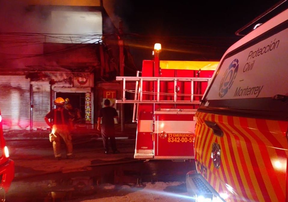 Se incendia negocio de autopartes en Barrio Topo Chico en Monterrey. | Miranda Arias