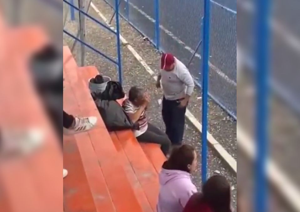 Hombre golpea a anciano durante partido de fútbol / Especial