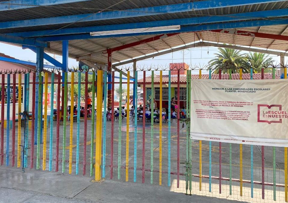 Alumnos de kinder en Monterrey toman clases al aire libre en pleno calor por problema de voltaje. | Edgar Plata