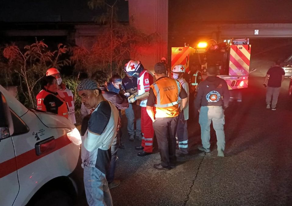 Automovilista resulta lesionado tras volcar y caer al fondo del río Santa Catarina. | Israel Santacruz