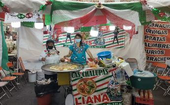 Venta de chalupas en corredor gastronómico de Puebla / Angélica Tenahua.