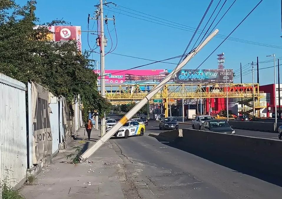 Poste dañado en avenida Revolución provoca riesgo a vecinos