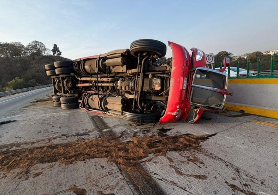 Tráiler volcado que transportaba reses provoca cierre parcial en la autopista México-Puebla | Ramón Ramírez