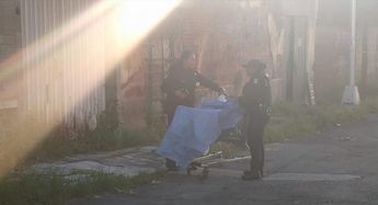 Policías municipales acordonaron la zona tras el hallazgo del cuerpo femenino en la colonia El Carmen / Especial