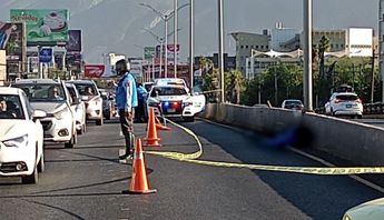 Policía de Monterrey acordonó el lugar, lo que provocó la obstrucción de uno de tres carriles en el paso elevado. | Erik Solheim Rocha