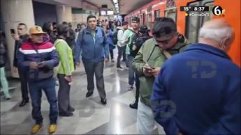 Suspenden servicio en el L8 del Metro para retirar un celular que cayó a las vías