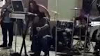 Maestro de secundaria murió mientras cantaba A Mi Manera durante festejos patrios, en Sonora