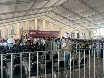Decenas de simpatizantes llegan a la Explanada de los Héroes por evento de AMLO / Mayte Villasana
