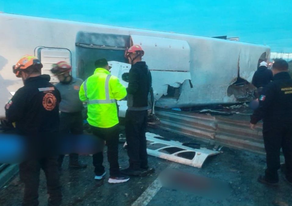 Un accidente de un camión de pasajeros registrado en la carretera Miguel Alemán movilizó a cuerpos de auxilio.| Especial