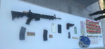 Armas y drogas decomisadas a los dos hombres detenidos en Apodaca, Nuevo León. | Cortesía