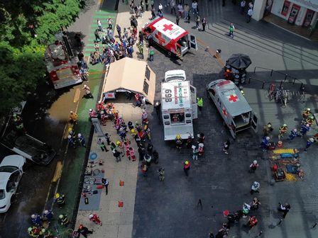 Durante un sismo, los autos deben detener la marcha ante la salida de las personas de los inmuebles | Cuartoscuro