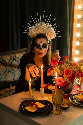 Una catrina resguarda una ofrenda de Día de Muertos como parte de la celebración en México / Pexels