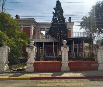Actualmente la Casa Roja luce en ruinas, con rastros de aquél incendio en 2019 que arrasó con todo.| Jaqueline Valenciano