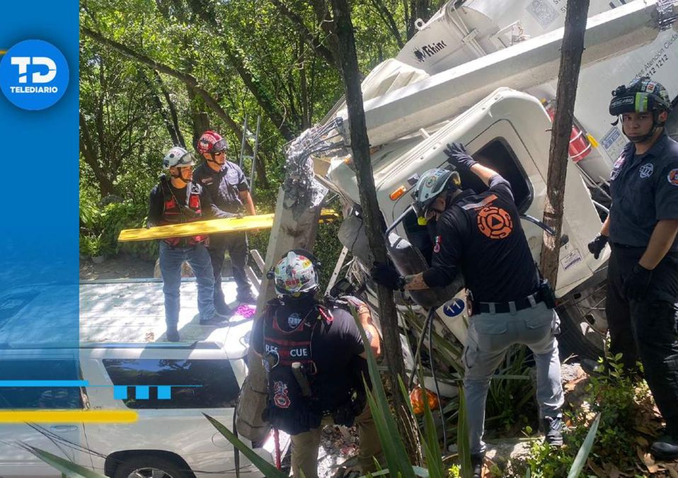 Camión de basura cae a barranco tras quedarse sin frenos en San Pedro. | Especial