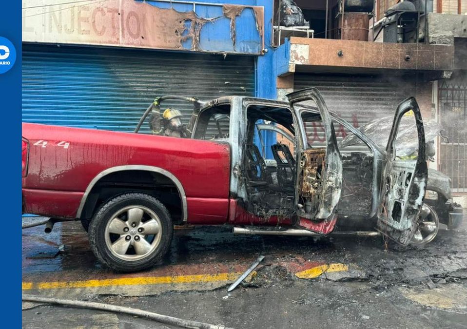Familia se salva de morir tras incendiarse su camioneta en avenida Colón en Monterrey. | Marcela Cuevas