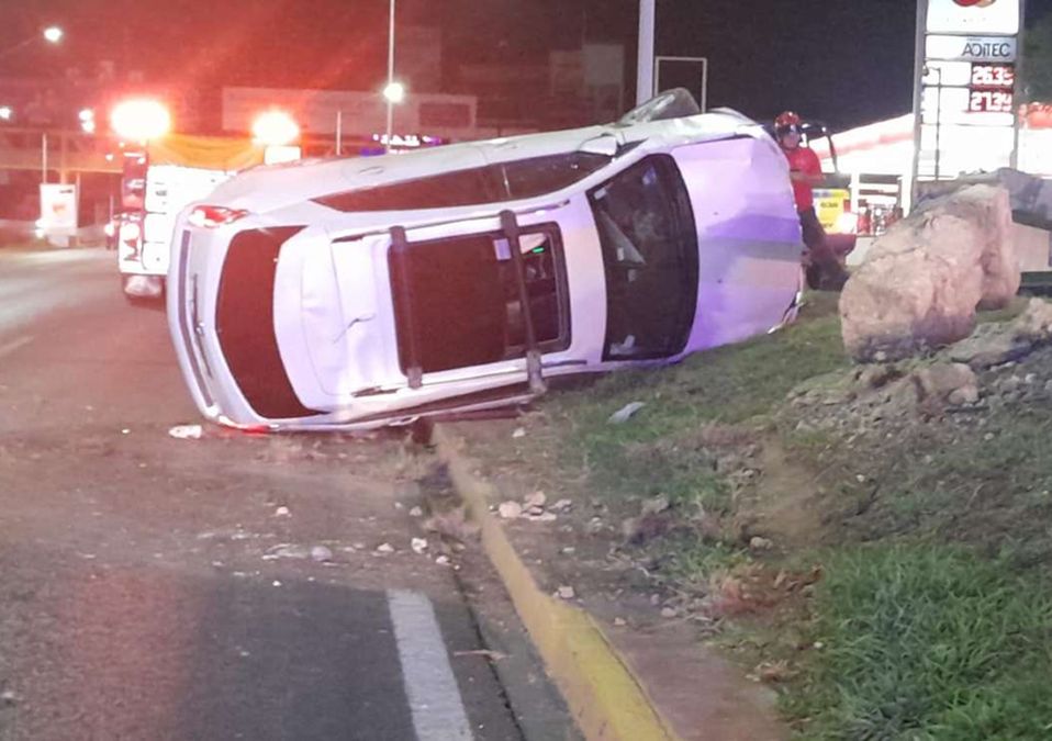 Volcadura en avenida Lázaro Cárdenas. | Leyda Estrada