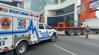 La obstrucción de los cuatro carriles del bulevar causó congestionamiento vial hacia el municipio de Santa Catarina. | Agustín Martínez