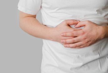 Persona tocándose el abdomen con las manos / Freepik
