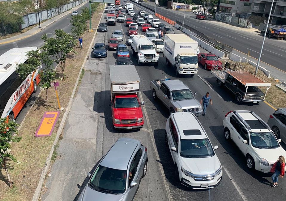 Bloquean con camionetas Carretera Nacional por falta de agua en sur de Monterrey / Pedro Delgado