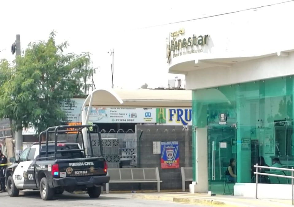Adulto mayor pierde la vida frente a Banco del Bienestar en Monterrey pese a intentos de reanimación de testigos.| Especial