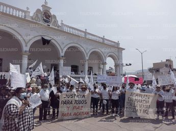 Los habitantes portaban carteles con los mensajes "Acatlán en marcha por la verdad, justicia y paz" / Jesús Zavala