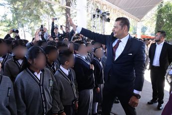 Alejandro Armenta saludó a distintos alumnos e incluso aceptó tomarse 'selfies' / Especial