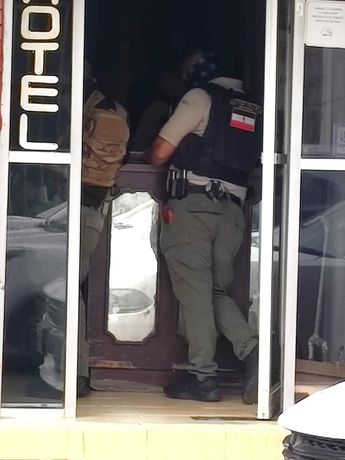 Agentes ministeriales dentro del hotel en el Centro de Monterrey. | Agustín Martínez