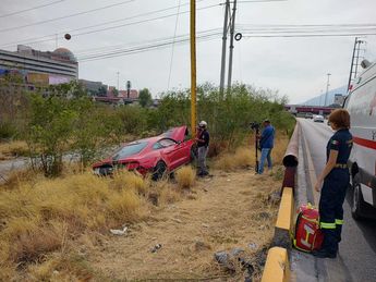 El auto deportivo se salió del camino y terminó impactando un poste tensor de cableado eléctrico. | Agustín Martínez