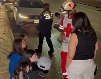 Paramédicos de la Cruz Roja atendieron a los ocupantes de los vehículos involucrados.