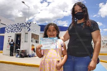 María de Jesús y su hija Aurora muestran su certificado de vacunación / Melanie Torres