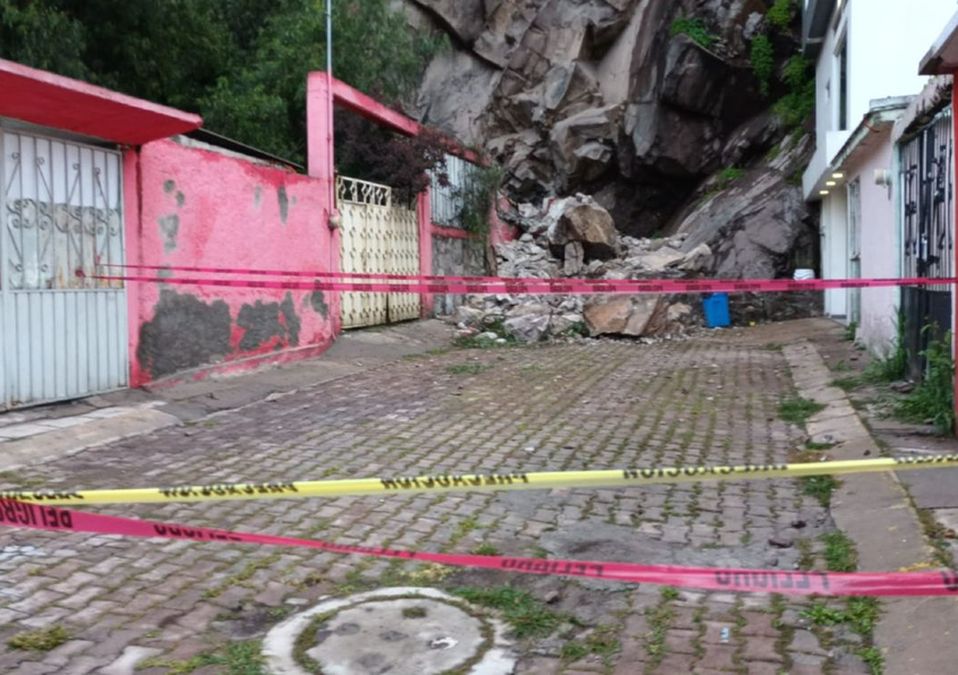 Se desgaja cerro en Santa María Tulpetlac / Enrique Luna