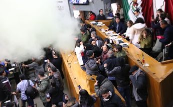 Lanzan bombas de humo en el Congreso de Nuevo León | Raúl Palacios