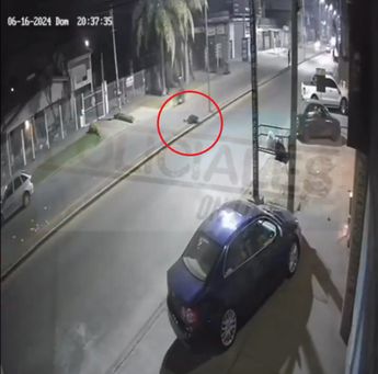 La mitad del cuerpo del motociclista quedó cerca del poste / X @elliberalweb