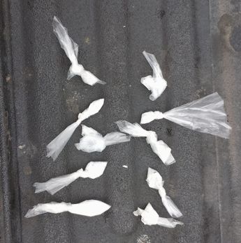 Droga asegurada a uno de los detenidos. | Cortesía
