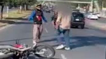 Captan pelea entre conductor y motociclista en Guadalupe