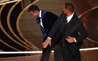 Will Smith golpea a Chris Rock / AFP