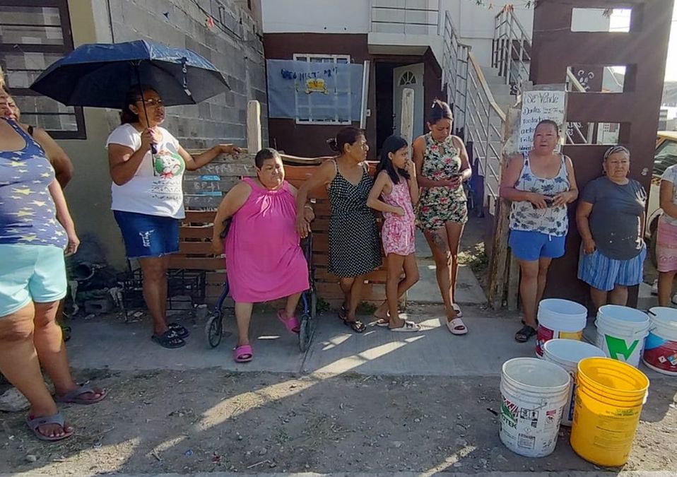 Vecinos de la colonia Santa Sofía en García sin agua. Agustín Martínez