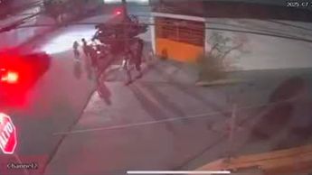 Captan momento en que jóvenes son atacados a balazos en colonia Constituyentes del 57 en Monterrey