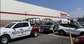 El altercado povocó la llegada de la policía, pues se pensó que se trató de un asalto en el estacionamiento de Costco / Cortesía
