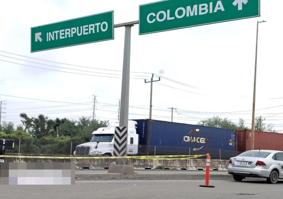 Tras derrapar varios metros, se impactó contra la base de un señalamiento | Agustín Martínez