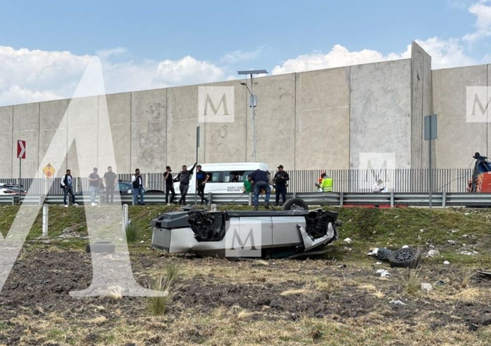 La Cybertruck quedó sobre su toldo tras volcar en vialidad de Toluca, Edomex | Abadiel Martínez