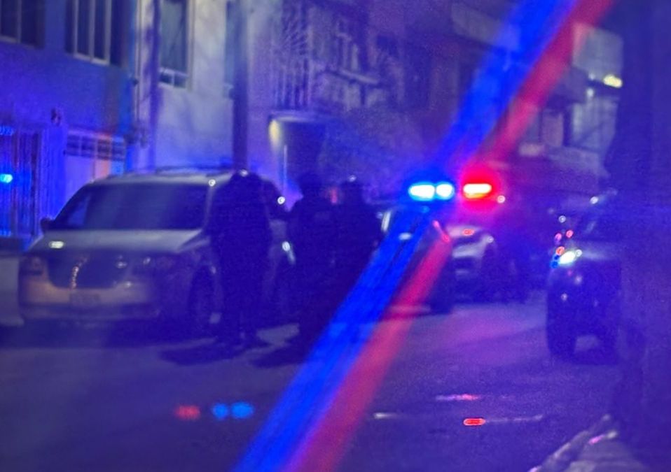 Un hombre fue hallado sin vida al interior de un auto en la Álvaro Obregón, CdMx; presentaba herida de bala en la cabeza.