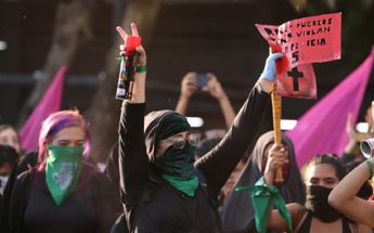 Hombres defienden a Ateneas que eran golpeadas por feministas durante marcha del 8M