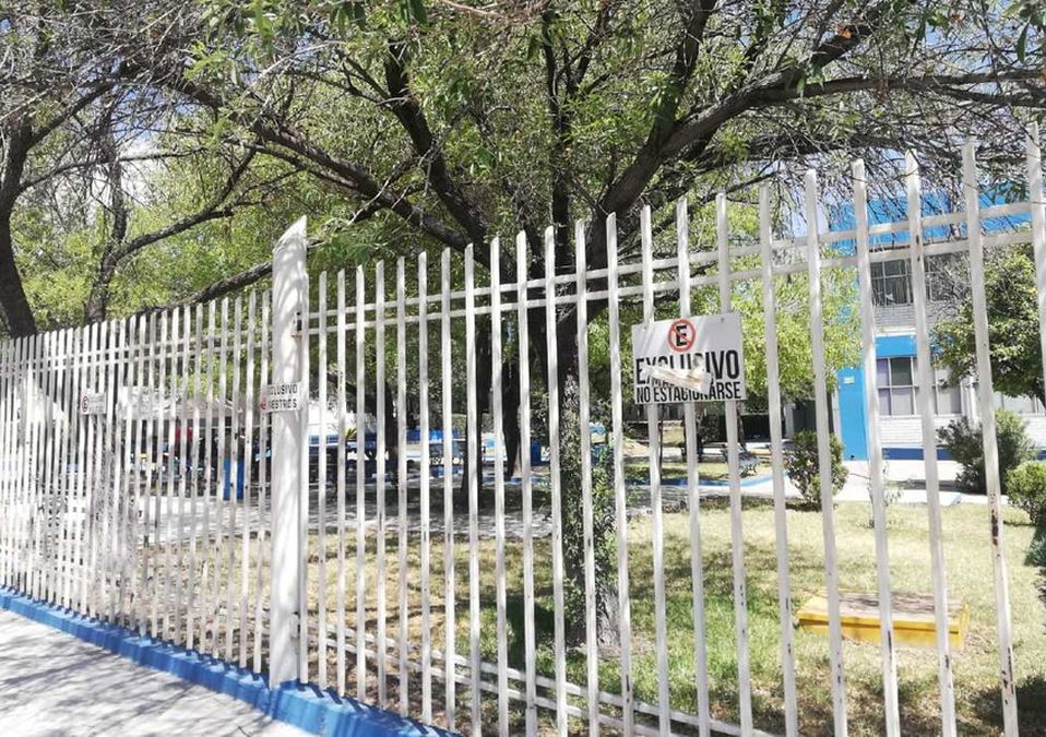 Grupo armado ingresa a prepa 23 de la UANL, amaga a guardia y roba camioneta. | Sandra González