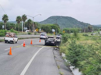 La camioneta fue localizada incendiada en el acotamiento de la Carretera Nacional. | Martha Zamora