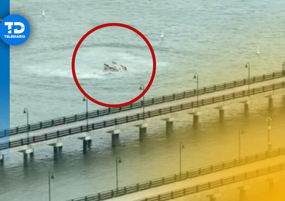 La aeronave se desplomó a un costado de un puente que atraviesa el río. | Especial