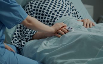 Persona hospitalizada para representar la eutanasia / Freepik