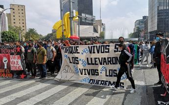 Normalistas protestan en el antimonumento a los 43 estudiantes desaparecidos de Ayotzinapa
