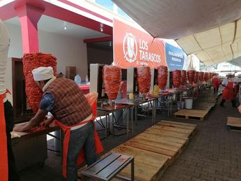 Taqueros colocaron desde temprana hora sus trompos de carne para ofrecer tacos a los visitantes / Mariana Grimaldo