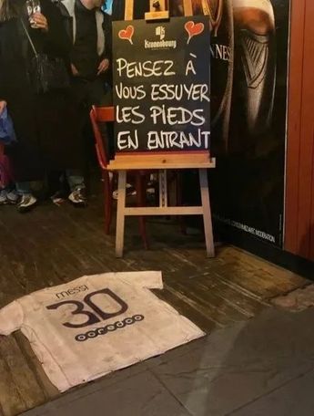 Playera Messi PSG en bar francés (Twitter)